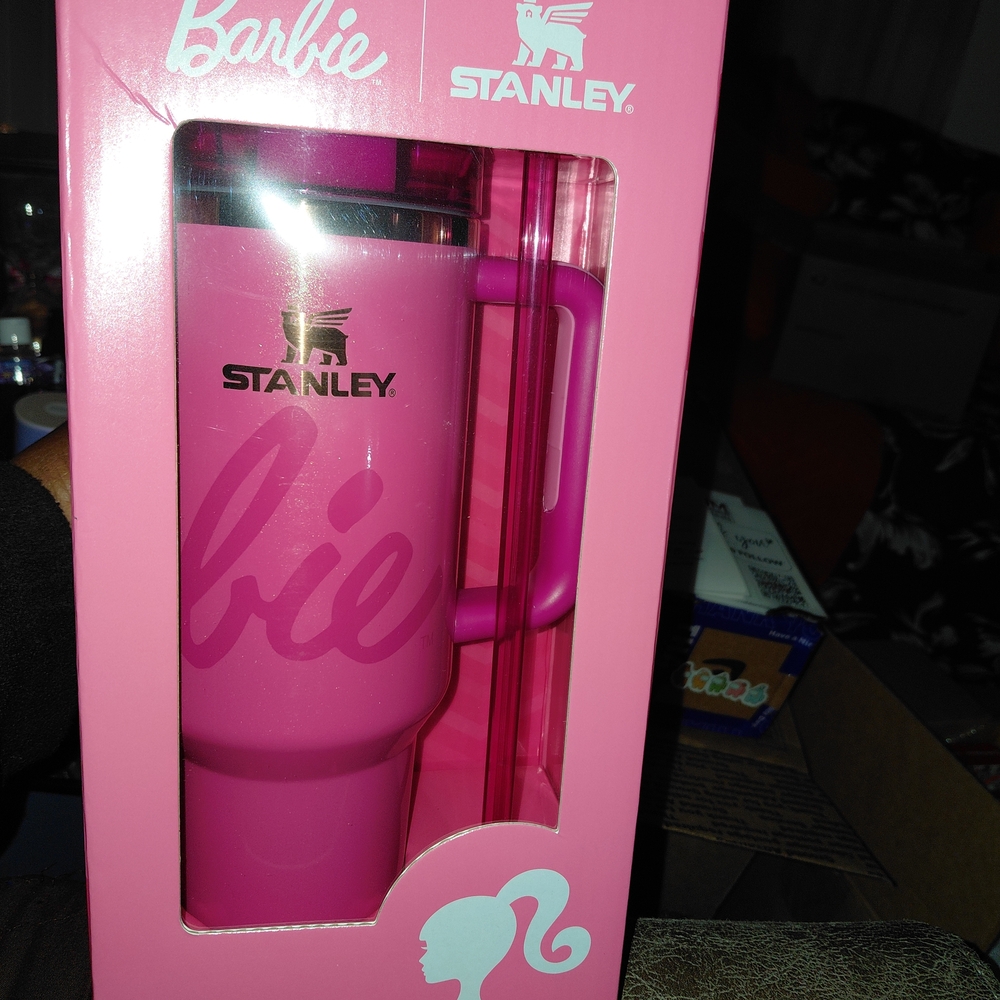 A Stanley Flowstate Pink Tumbler 40 oz. An Attention Grabber - Picture 3 of 6